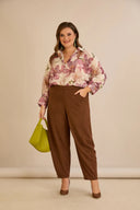 Elastične hlače s modernim barrel krojem u smeđoj boji