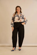 Elastične hlače s modernim barrel krojem u crnoj boji