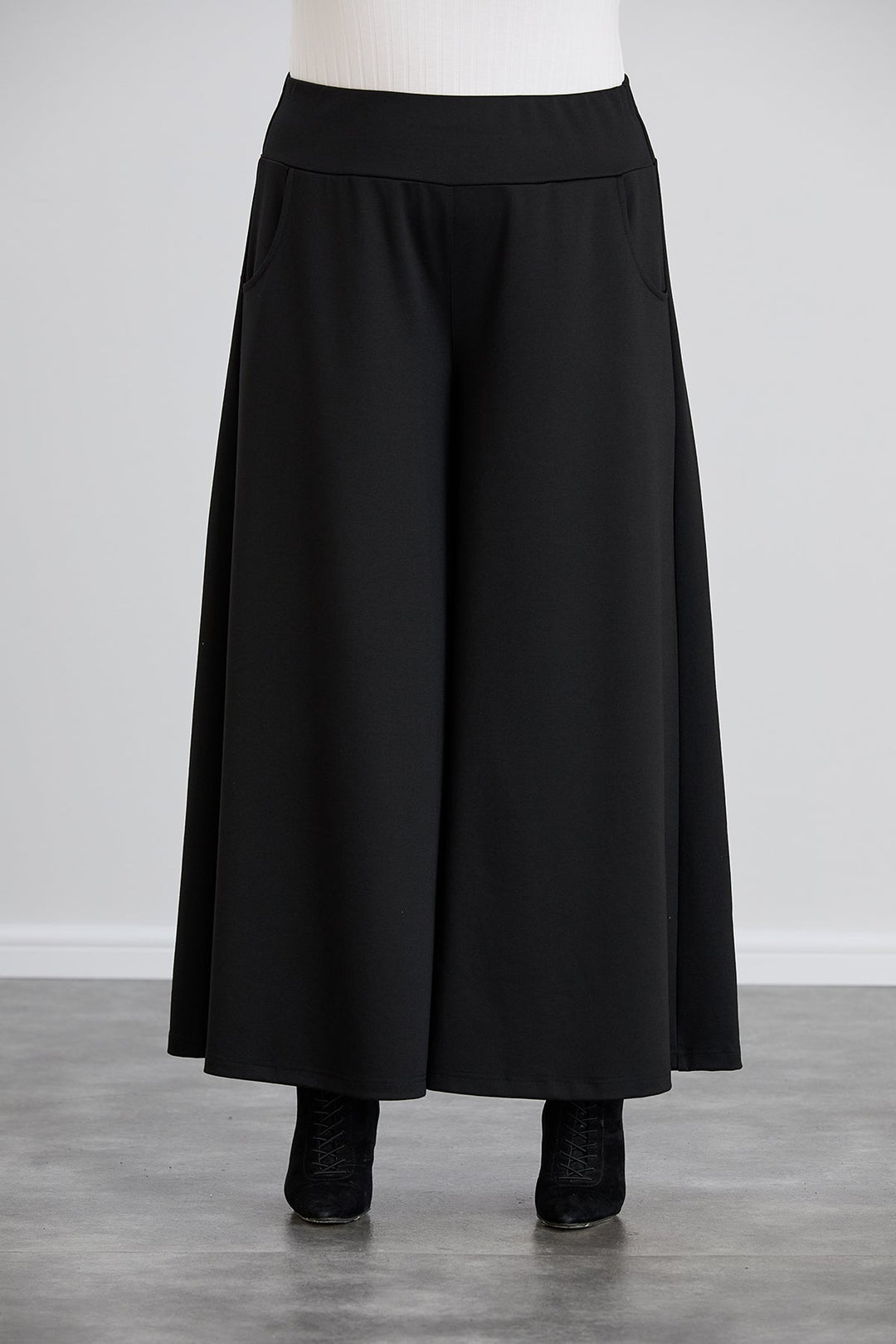 Suknja-hlače s džepovima u velikim veličinama Sara - Crna