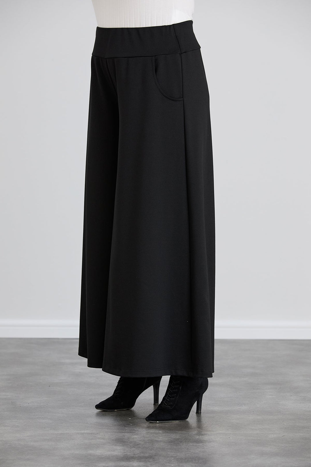 Suknja-hlače s džepovima u velikim veličinama Sara - Crna