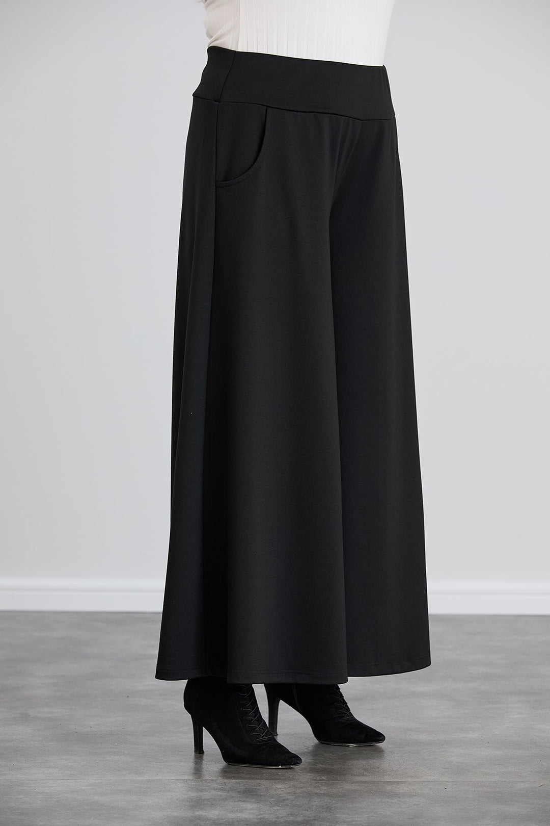 Suknja-hlače s džepovima u velikim veličinama Sara - Crna