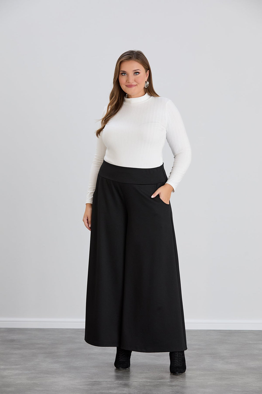 Suknja-hlače s džepovima u velikim veličinama Sara - Crna