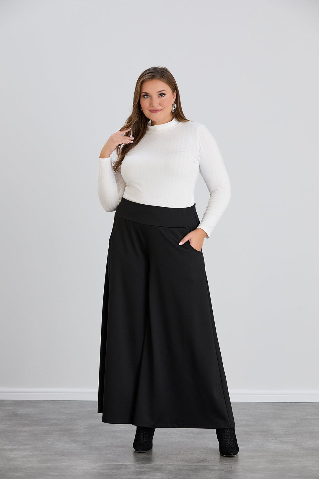 Suknja-hlače s džepovima u velikim veličinama Sara - Crna