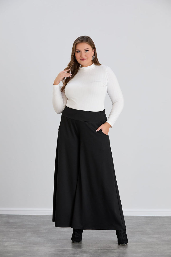 Suknja-hlače s džepovima u velikim veličinama Sara - Crna