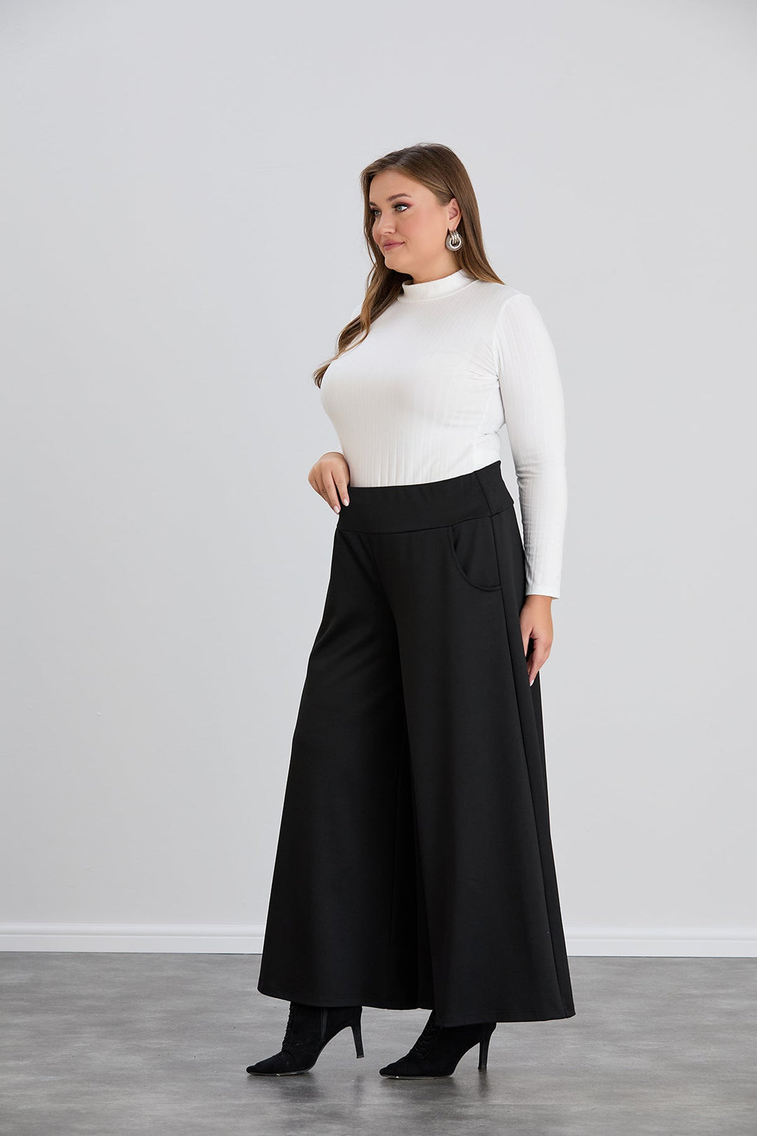 Suknja-hlače s džepovima u velikim veličinama Sara - Crna