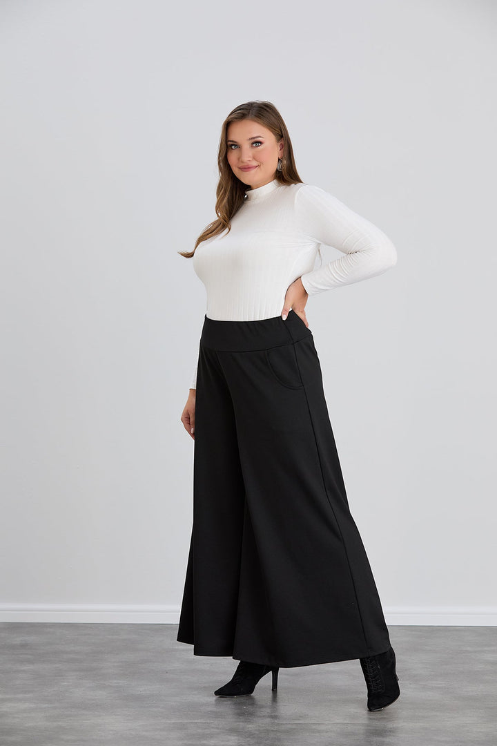 Suknja-hlače s džepovima u velikim veličinama Sara - Crna