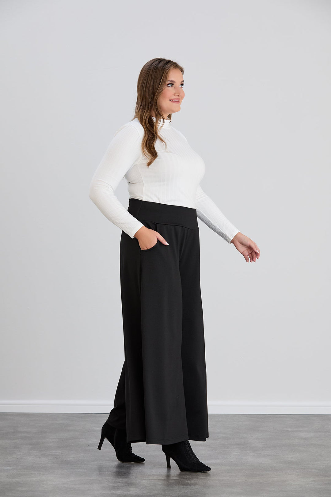 Suknja-hlače s džepovima u velikim veličinama Sara - Crna