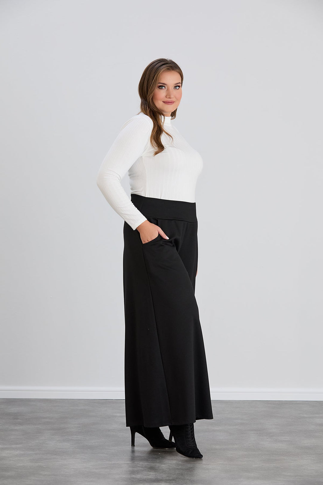 Suknja-hlače s džepovima u velikim veličinama Sara - Crna