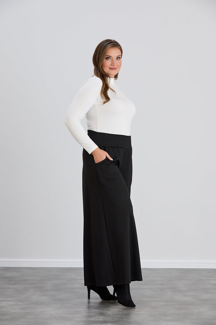 Suknja-hlače s džepovima u velikim veličinama Sara - Crna