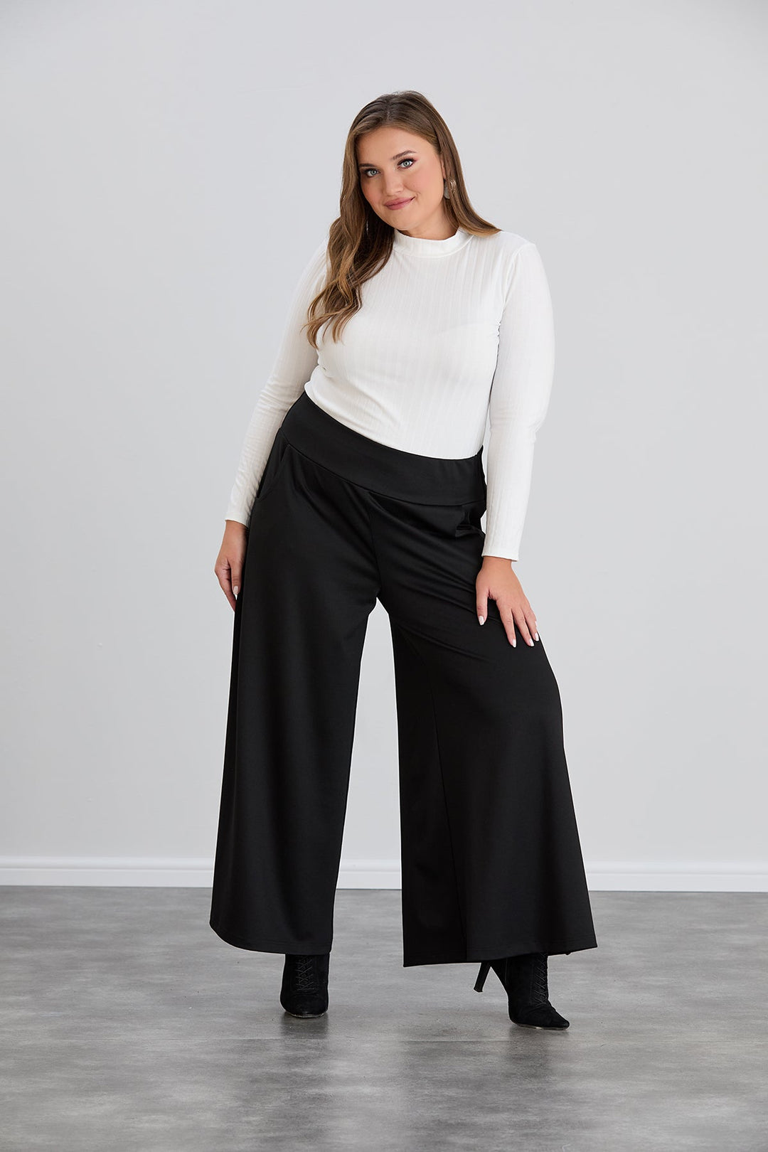 Suknja-hlače s džepovima u velikim veličinama Sara - Crna