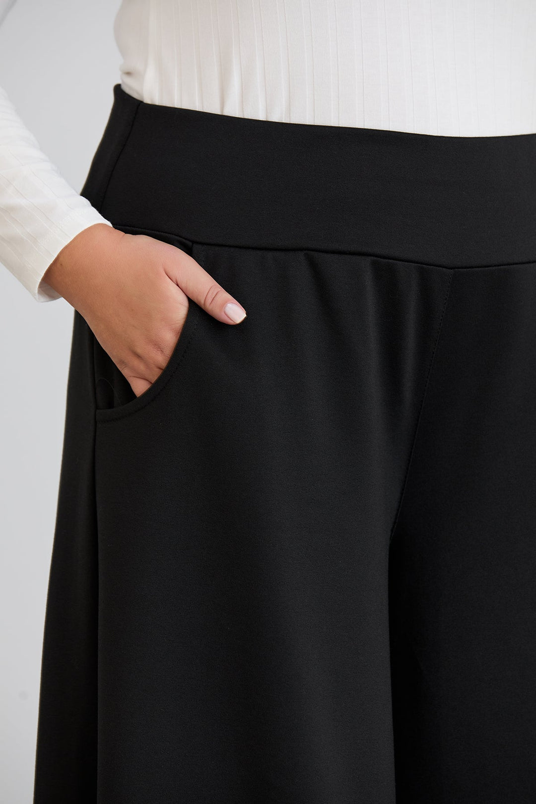 Suknja-hlače s džepovima u velikim veličinama Sara - Crna