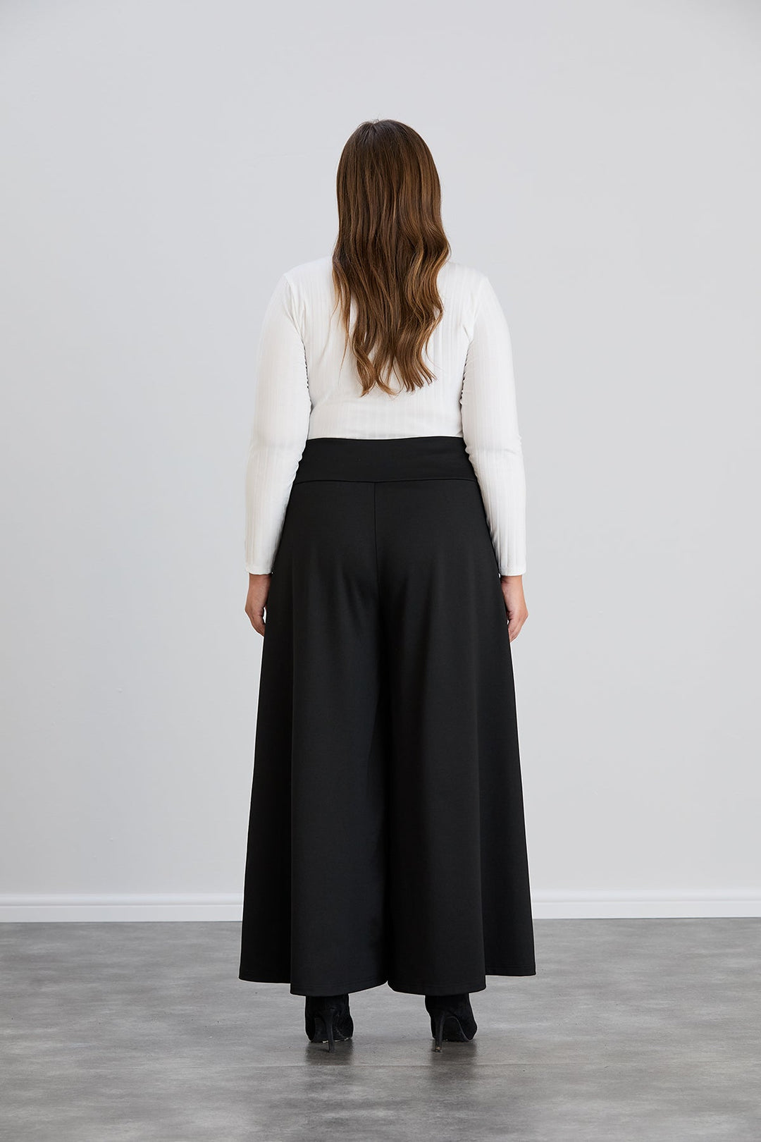 Suknja-hlače s džepovima u velikim veličinama Sara - Crna