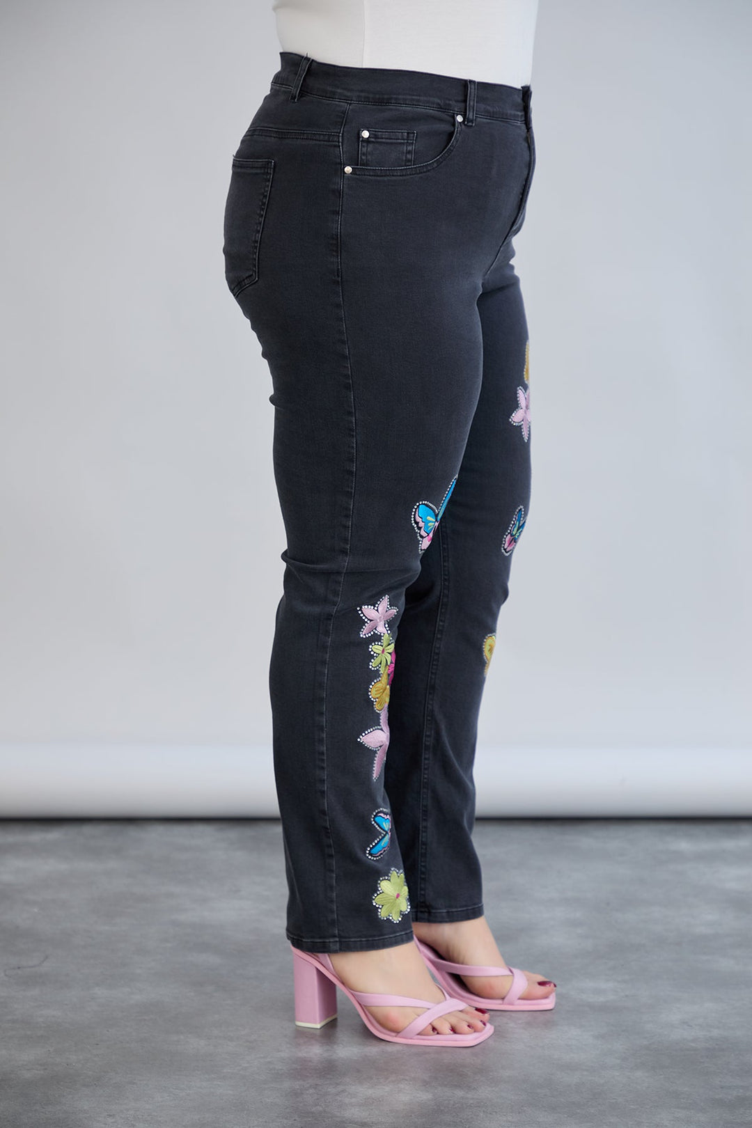 Elastične traperice s vezom i kamenčićima