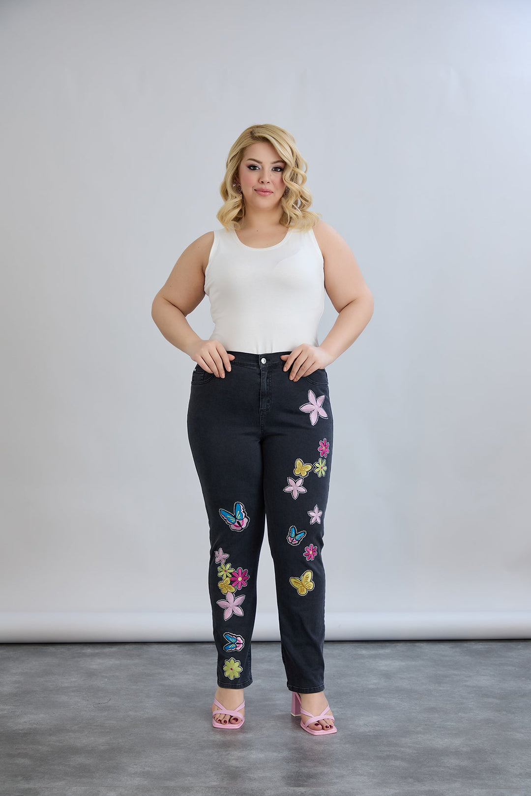 Elastične traperice s vezom i kamenčićima