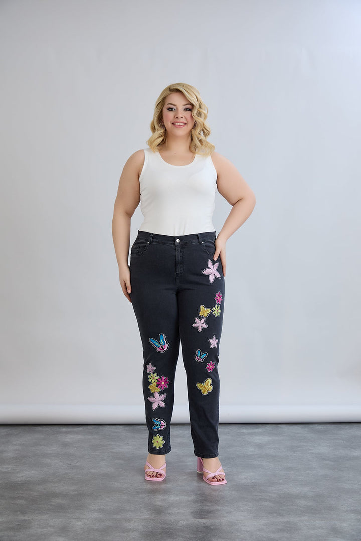 Elastične traperice s vezom i kamenčićima