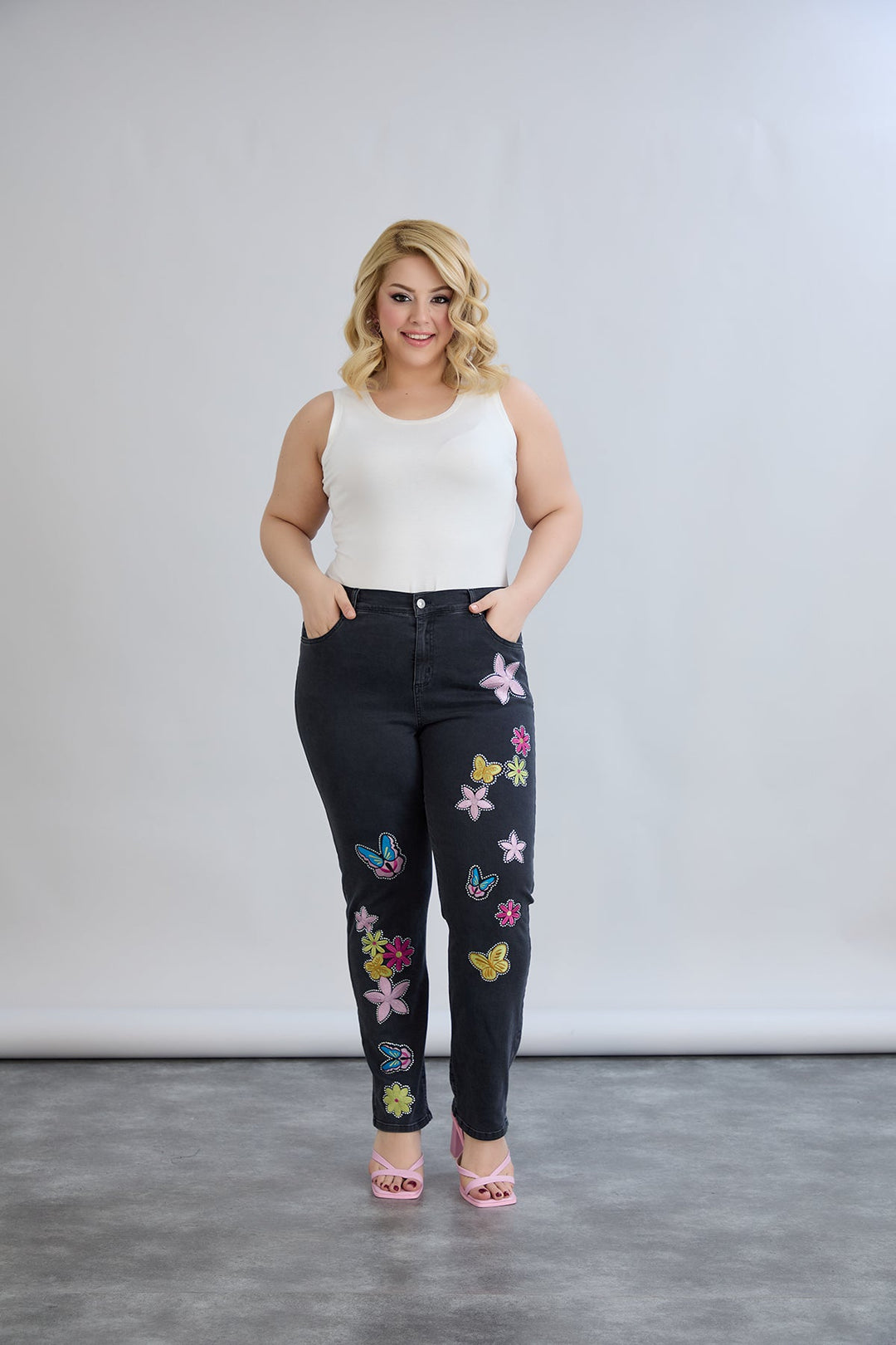 Elastične traperice za punije žene s vezom i kamenčićima – velike veličine