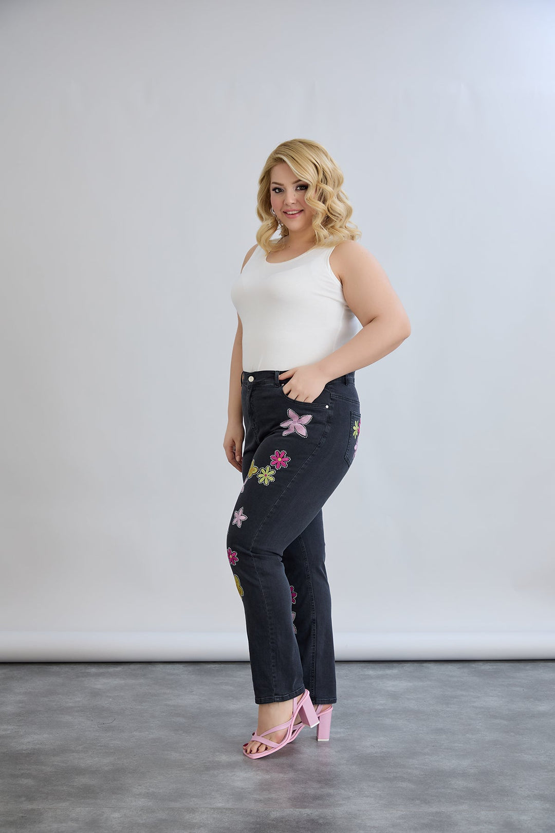 Elastične traperice s vezom i kamenčićima