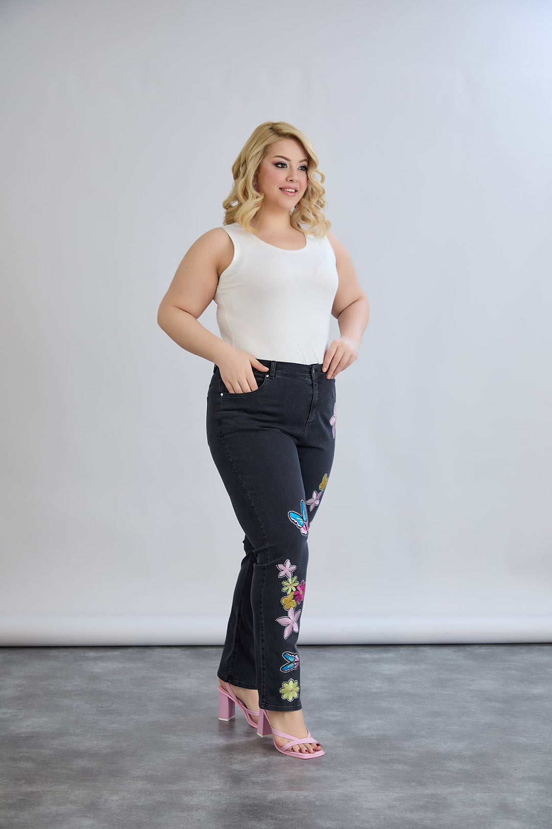 Elastične traperice s vezom i kamenčićima