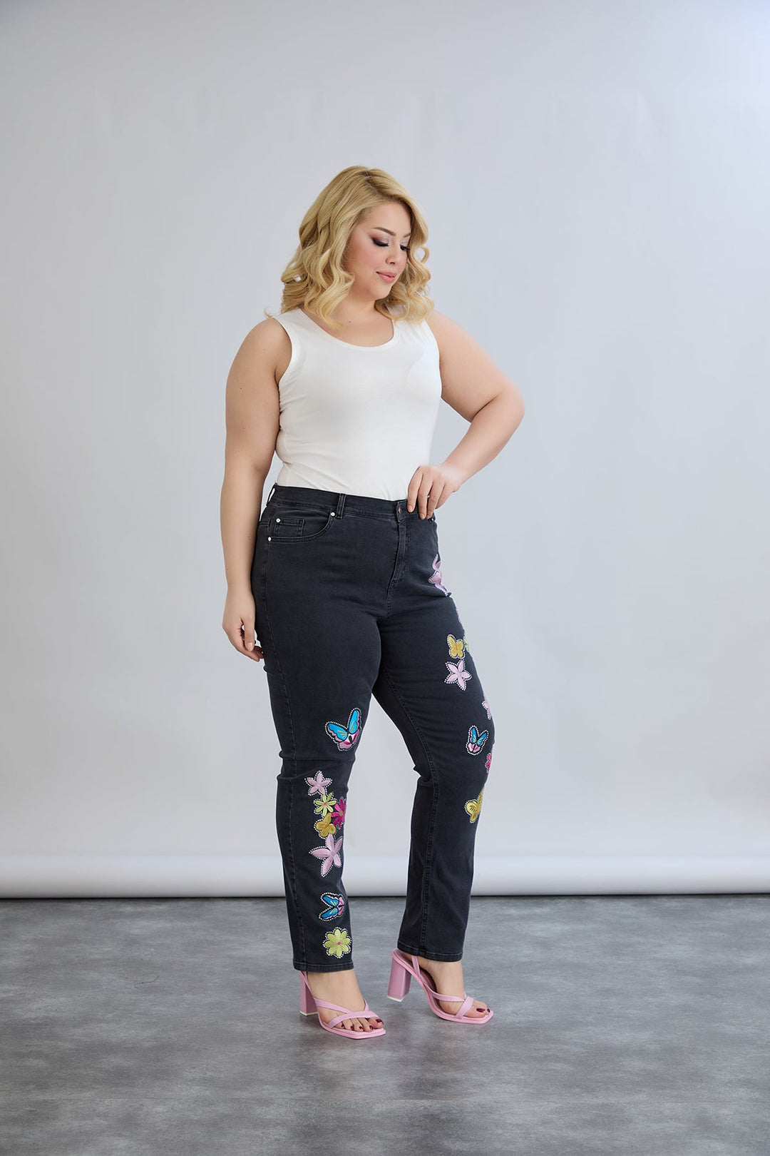 Elastične traperice s vezom i kamenčićima