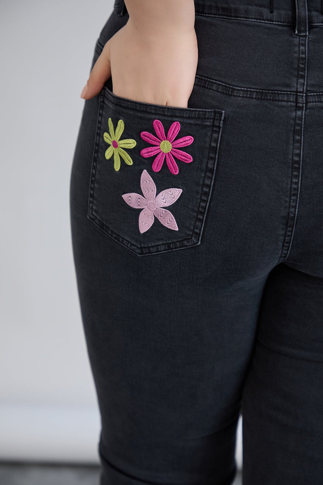 Elastične traperice s vezom i kamenčićima