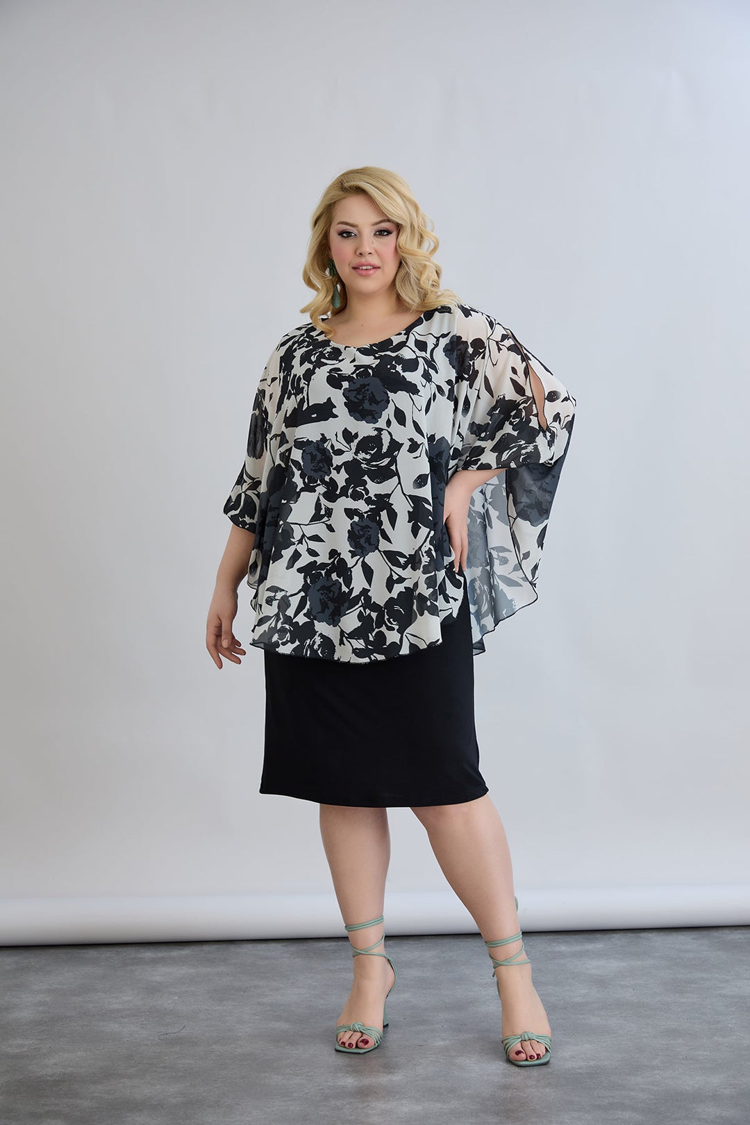 Haljina od šifona s naglaskom na ramenima - cvjetni uzorak