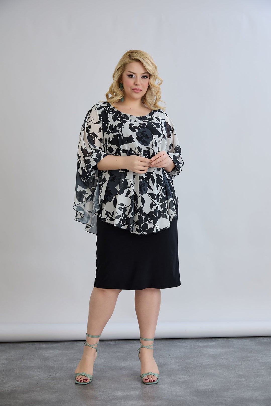 Haljina od šifona s naglaskom na ramenima - cvjetni uzorak