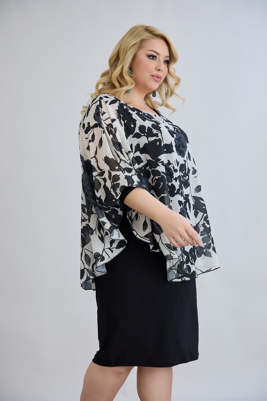 Haljina od šifona s naglaskom na ramenima - cvjetni uzorak