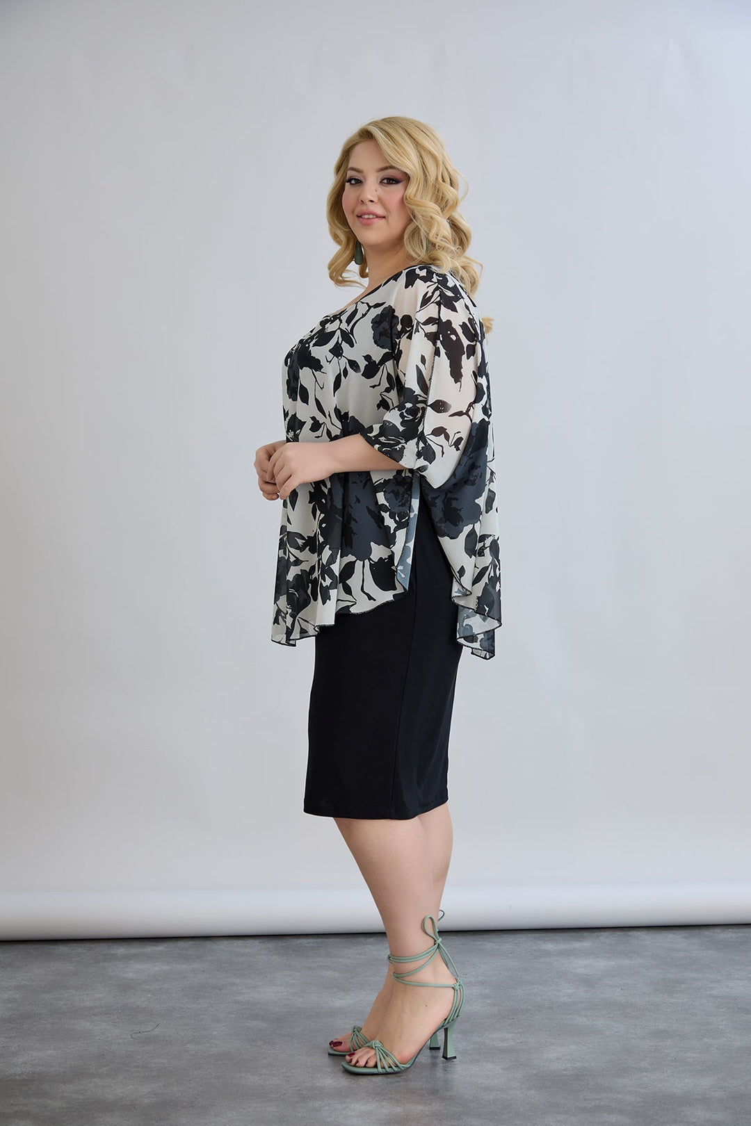 Haljina od šifona s naglaskom na ramenima - cvjetni uzorak