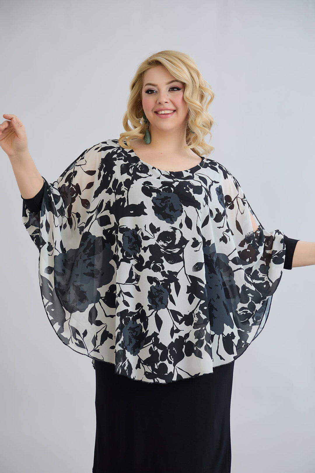 Haljina od šifona s naglaskom na ramenima - cvjetni uzorak