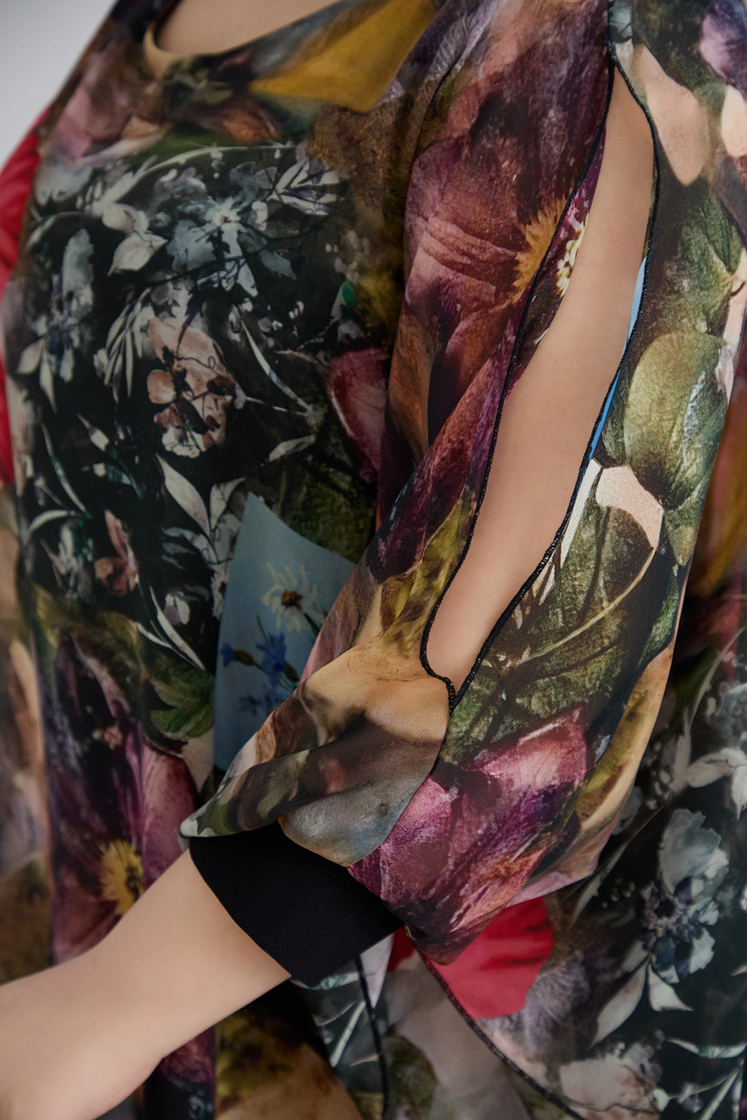 Haljina od šifona s naglaskom na ramenima - Bordo