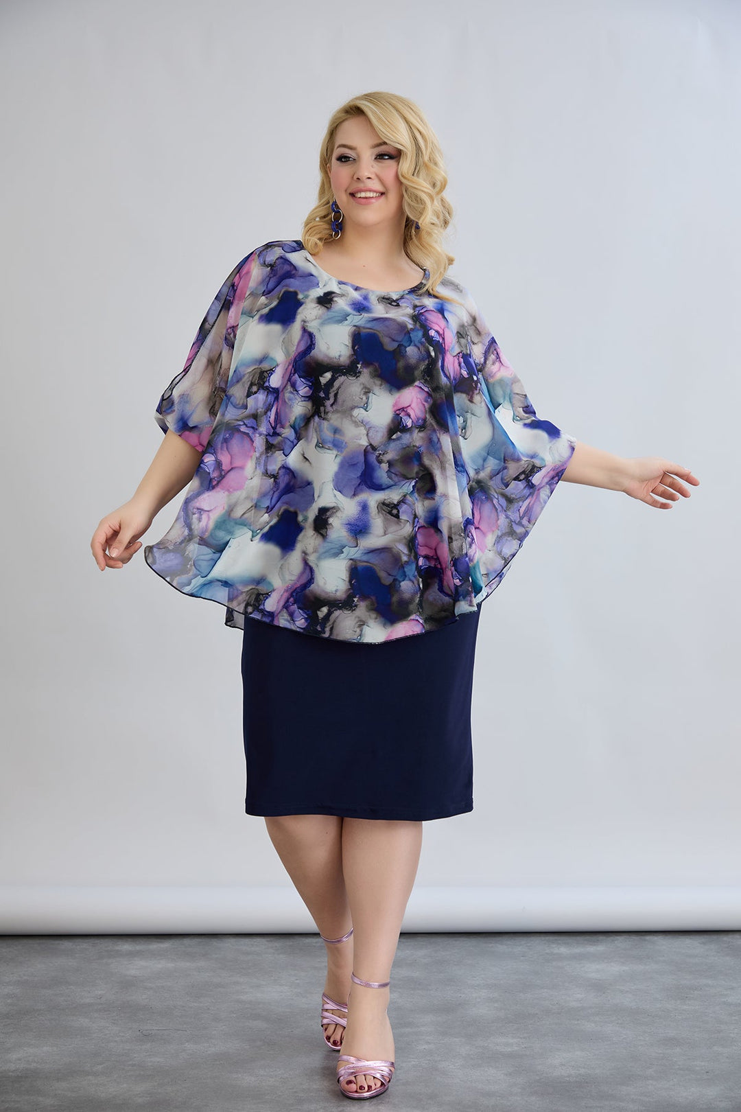 Haljina od šifona s naglaskom na ramenima - tamnoplava