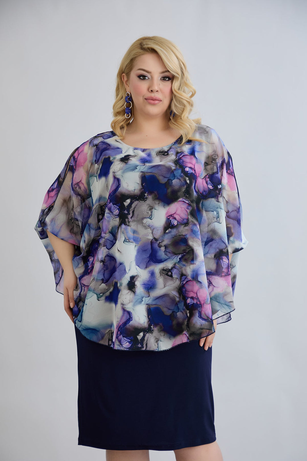 Haljina od šifona s naglaskom na ramenima - tamnoplava