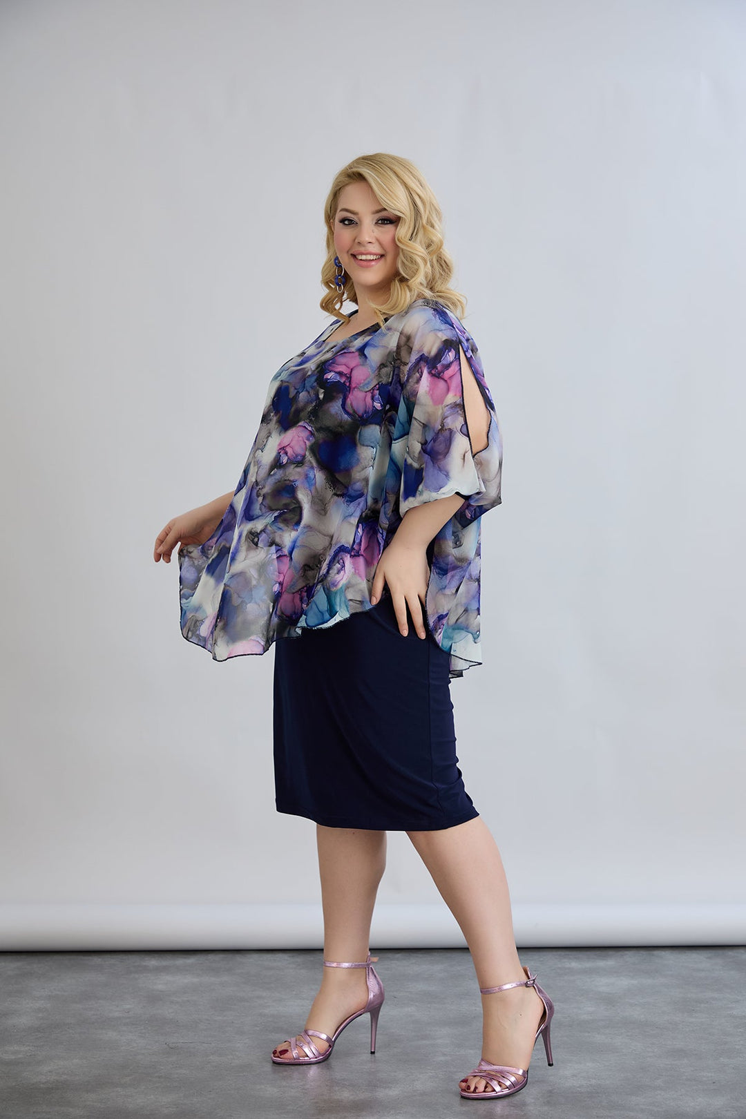 Haljina od šifona s naglaskom na ramenima - tamnoplava