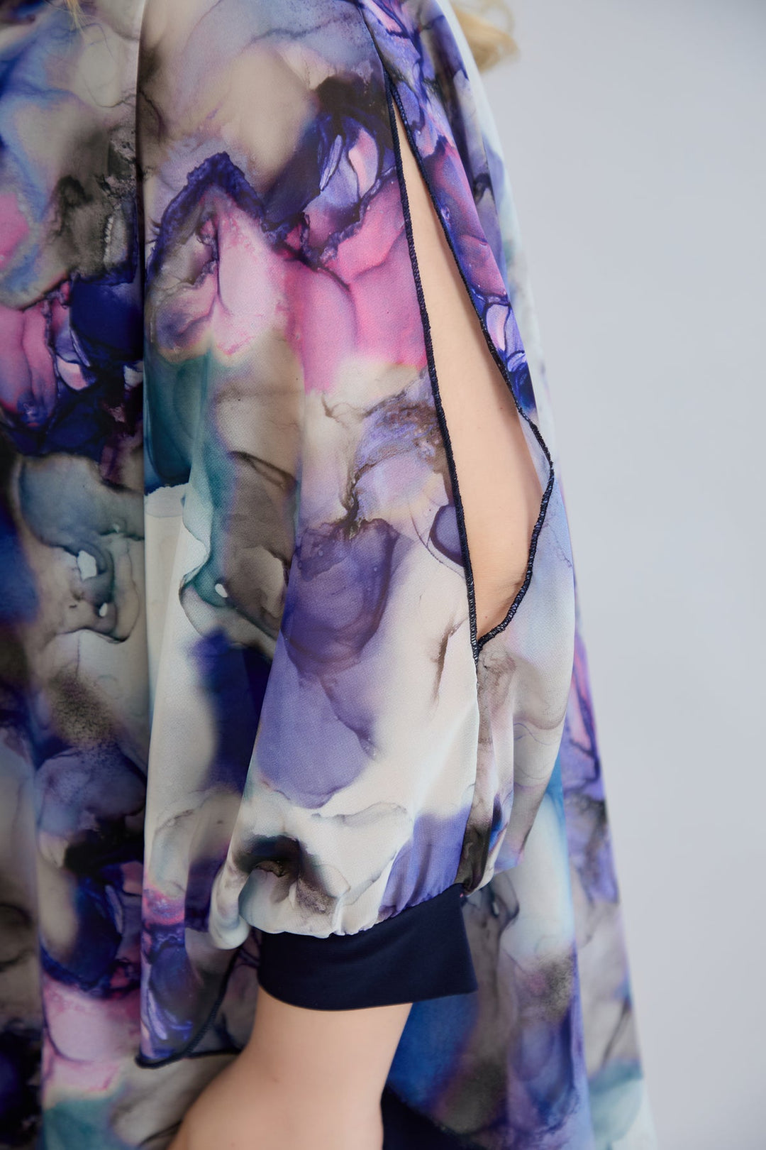 Haljina od šifona s naglaskom na ramenima - tamnoplava