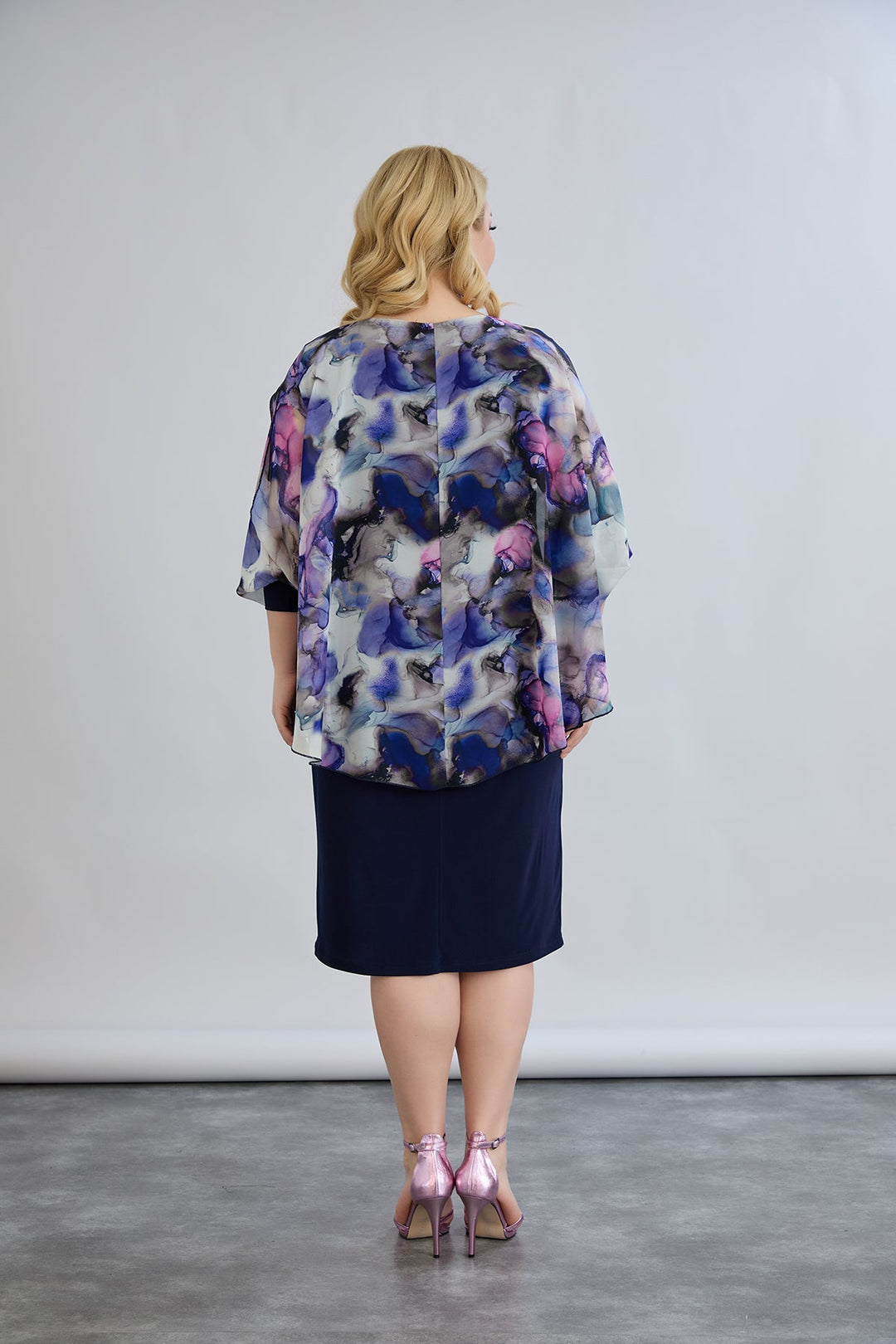 Haljina od šifona s naglaskom na ramenima - tamnoplava