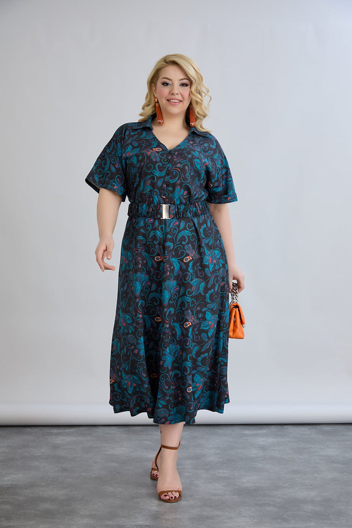 Cvjetna haljina u velikim veličinama s remenom od laganog materijala.