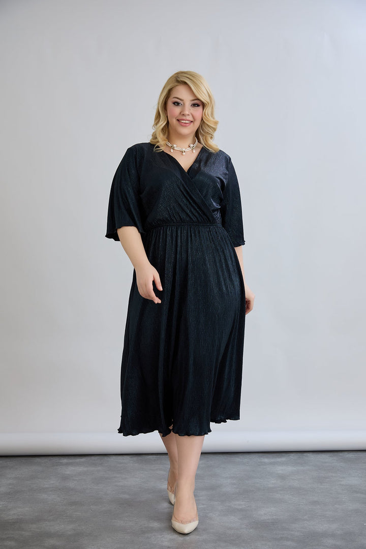 Haljina s preklopnim dekolteom i luksuznim učinkom