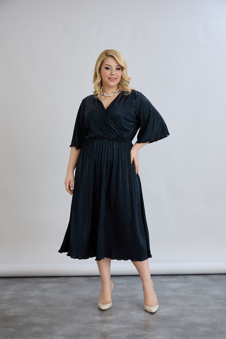 Haljina s preklopnim dekolteom i luksuznim učinkom