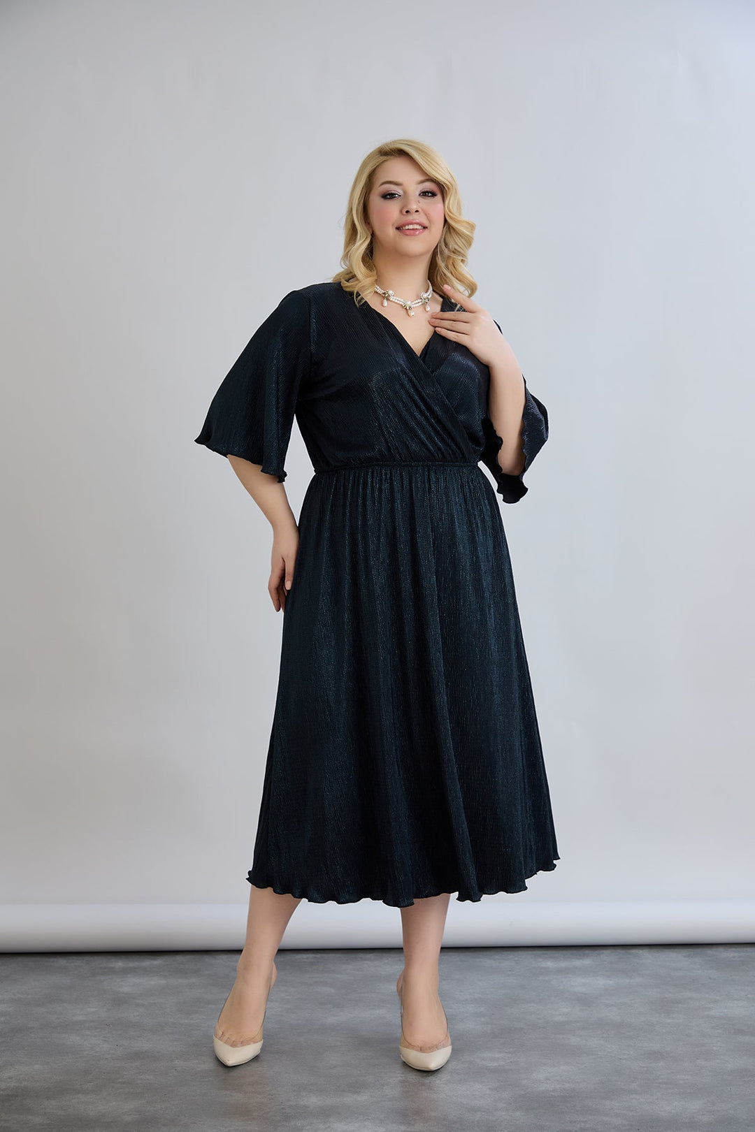 Haljina s preklopnim dekolteom i luksuznim učinkom