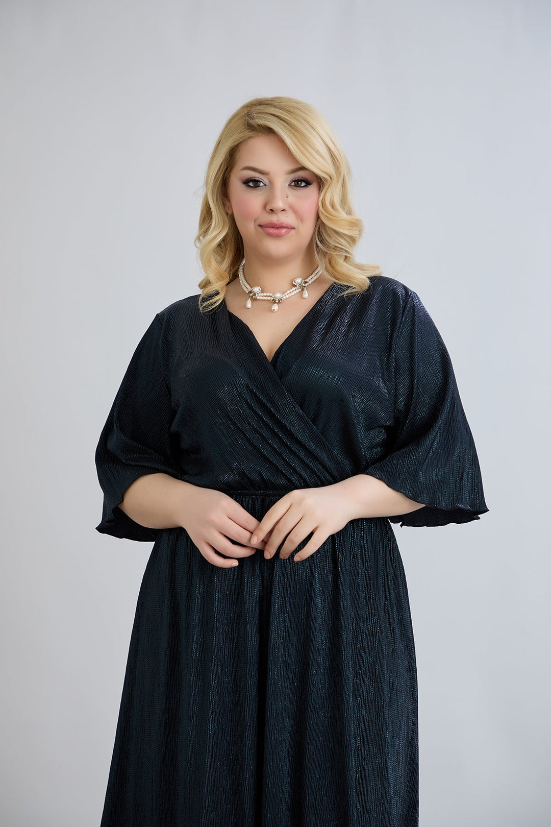 Haljina s preklopnim dekolteom i luksuznim učinkom