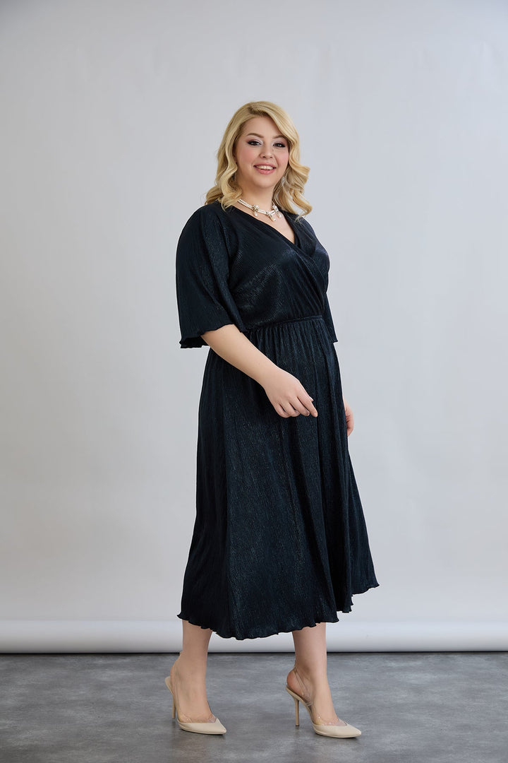 Haljina s preklopnim dekolteom i luksuznim učinkom