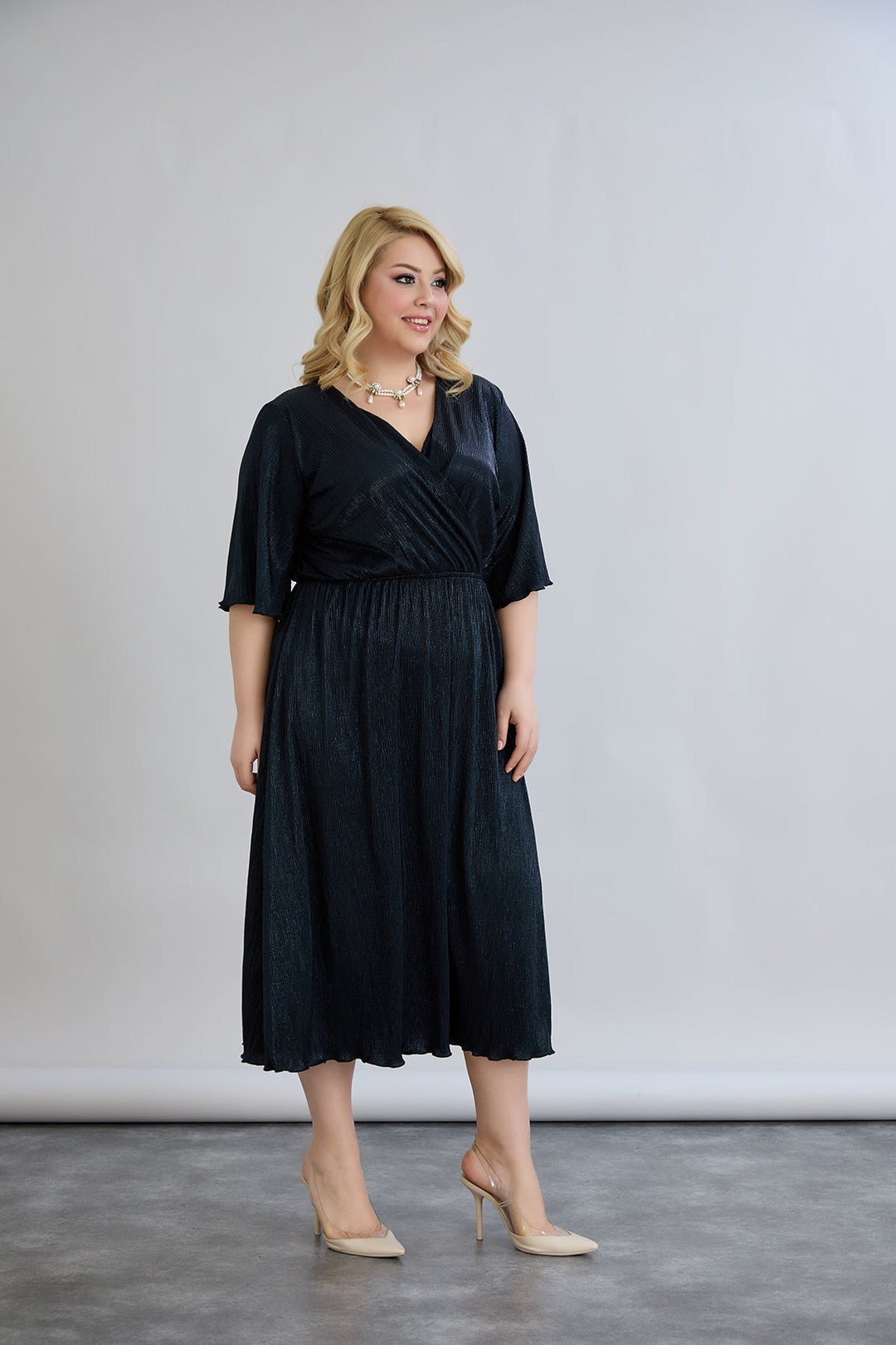 Haljina s preklopnim dekolteom i luksuznim učinkom