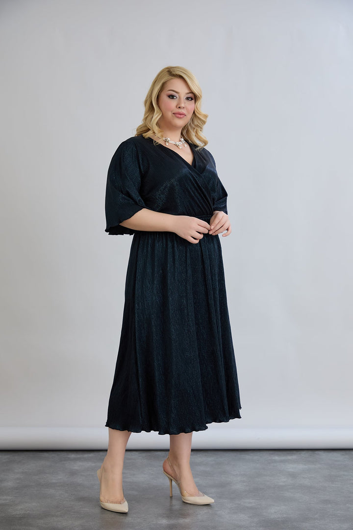 Haljina s preklopnim dekolteom i luksuznim učinkom