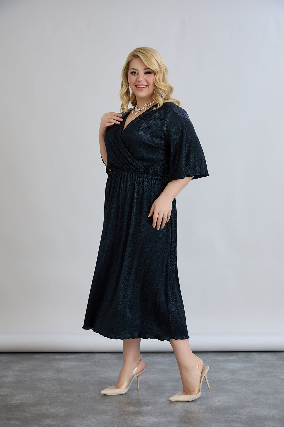 Haljina s preklopnim dekolteom i luksuznim učinkom