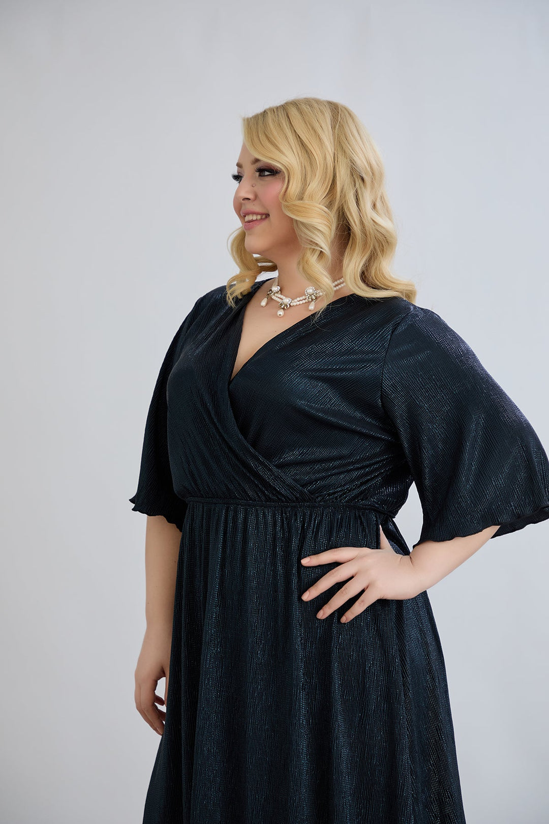 Haljina s preklopnim dekolteom i luksuznim učinkom