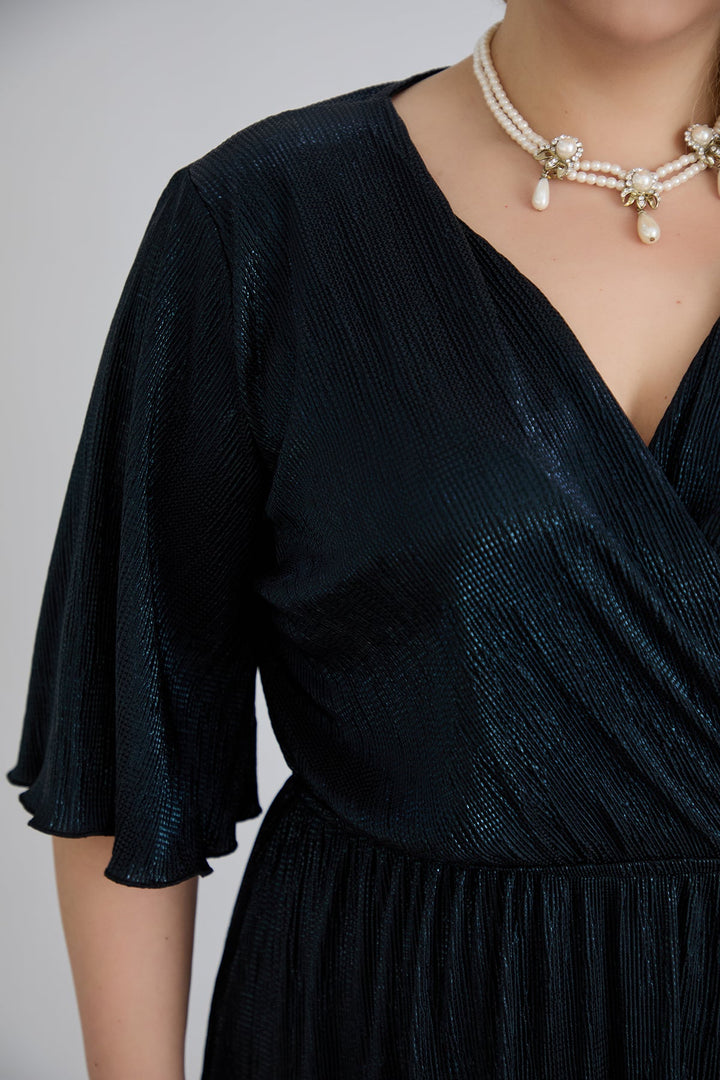 Haljina s preklopnim dekolteom i luksuznim učinkom