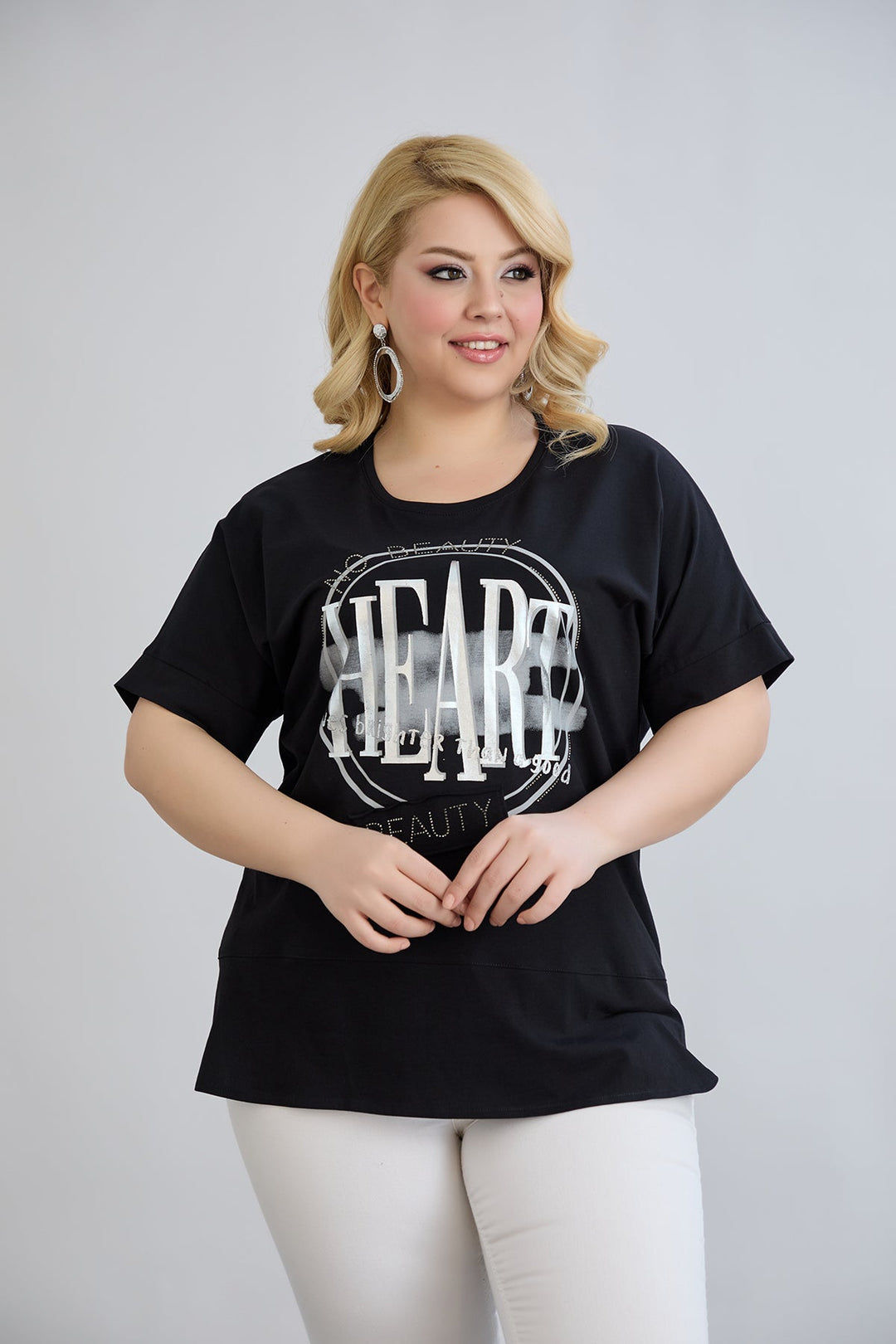 Crna majica s printom i ukrasnim kamenčićima HEART