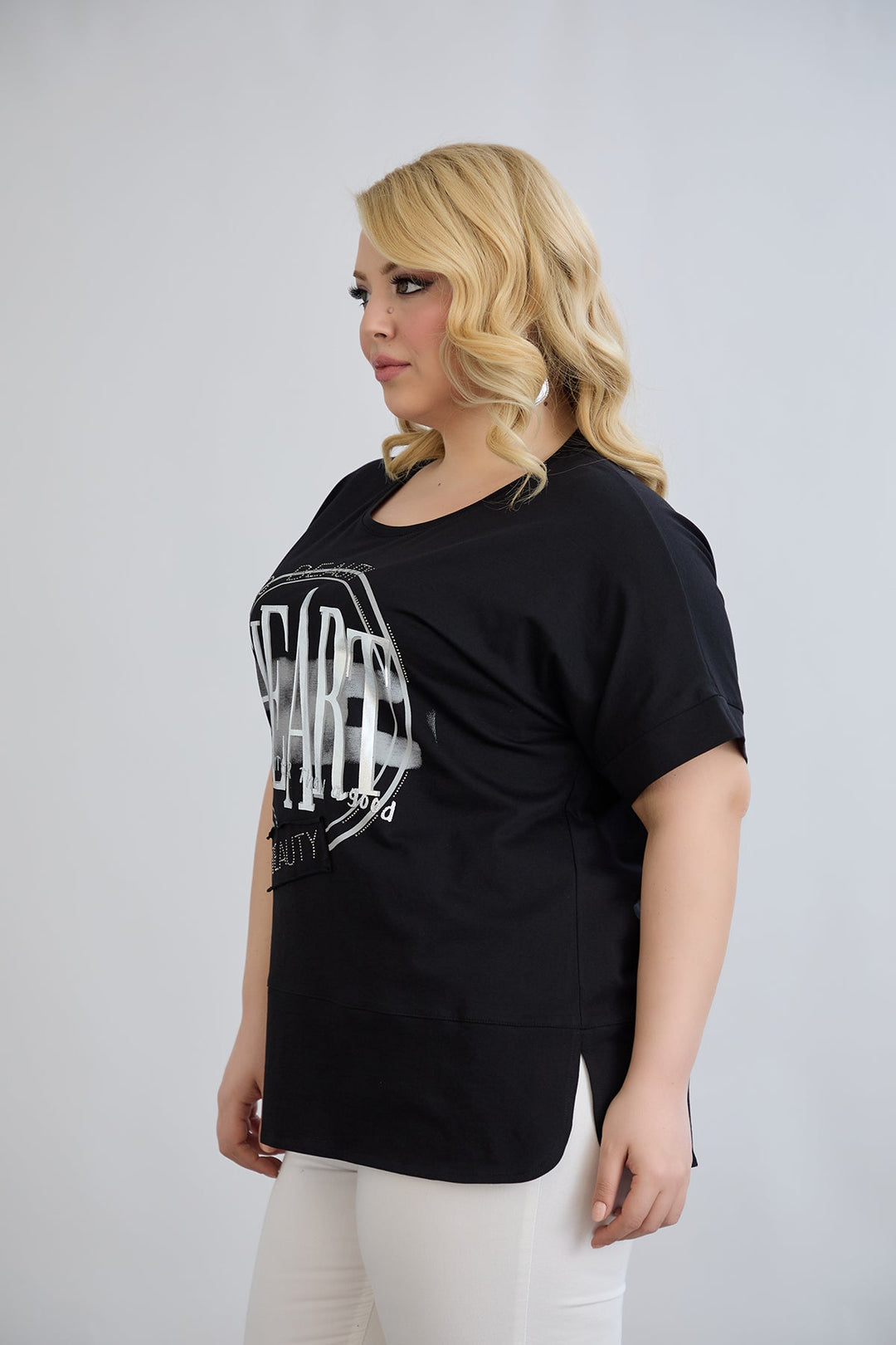 Crna majica s printom i ukrasnim kamenčićima HEART