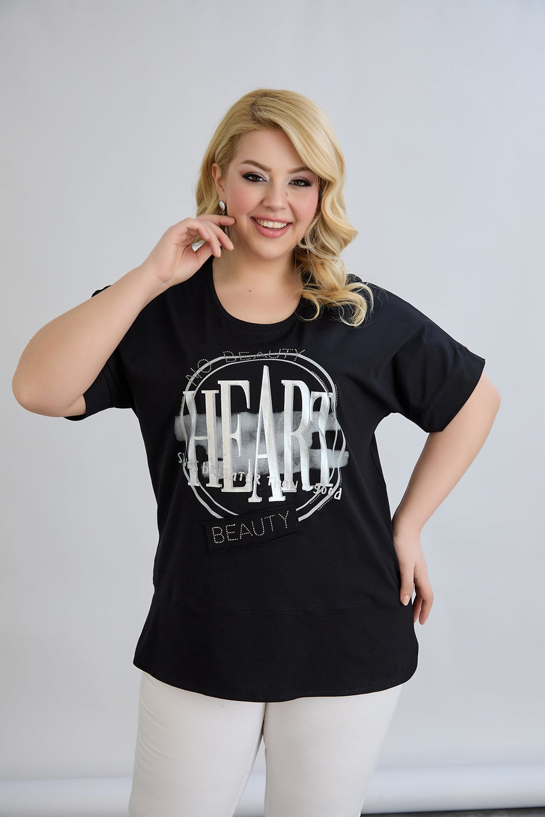 Crna majica s printom i ukrasnim kamenčićima HEART