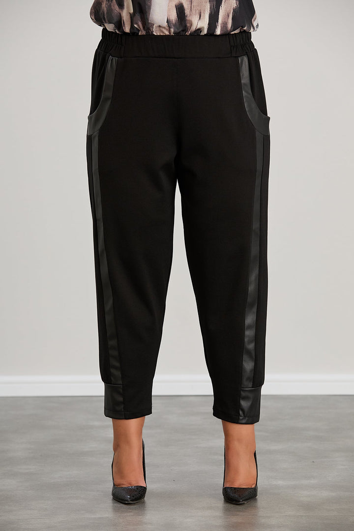 Hlače s kožnim detaljem i kožnim manžetama velikih veličina